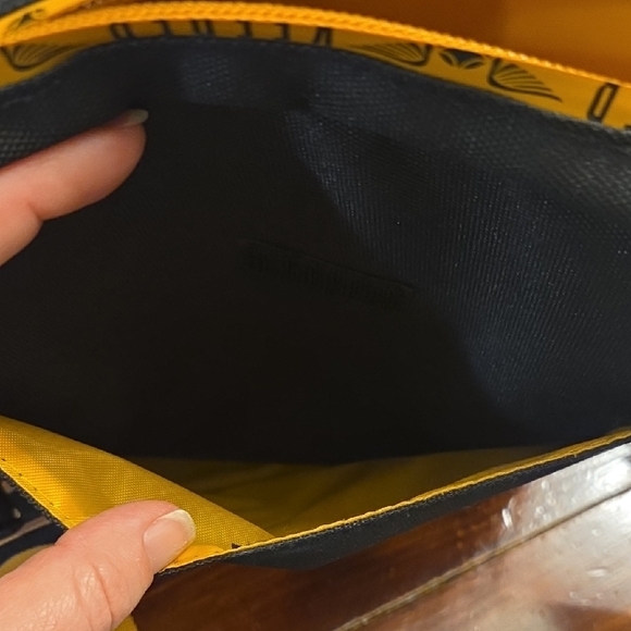 Hogwarts Hufflepuff Bag And Headband - Picture 3 of 7